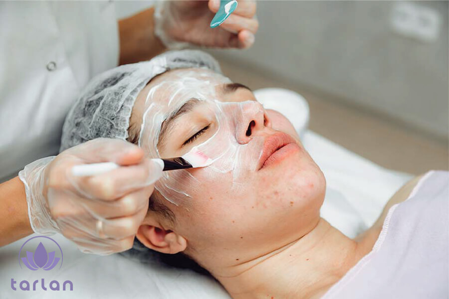 لایه‌برداری صورت یک خانم توسط یک متخصص با محصولات لایه‌بردار