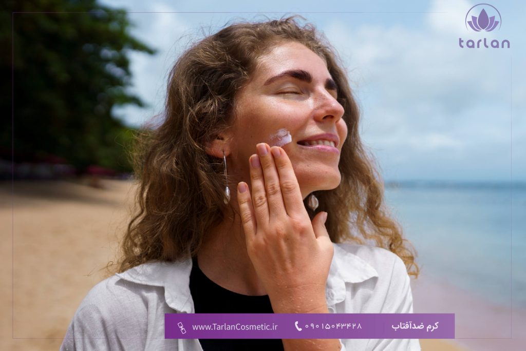 ضد آفتاب روی صورت یک خانم در ساحل