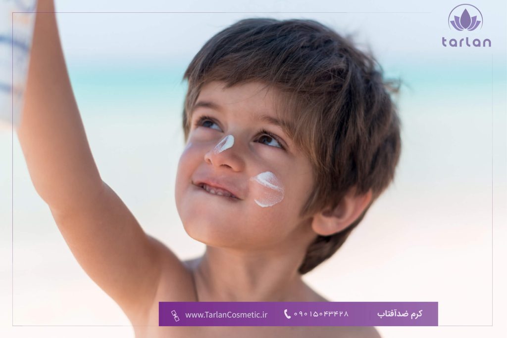 ضد آفتاب روی پوست صورت یک کودک
