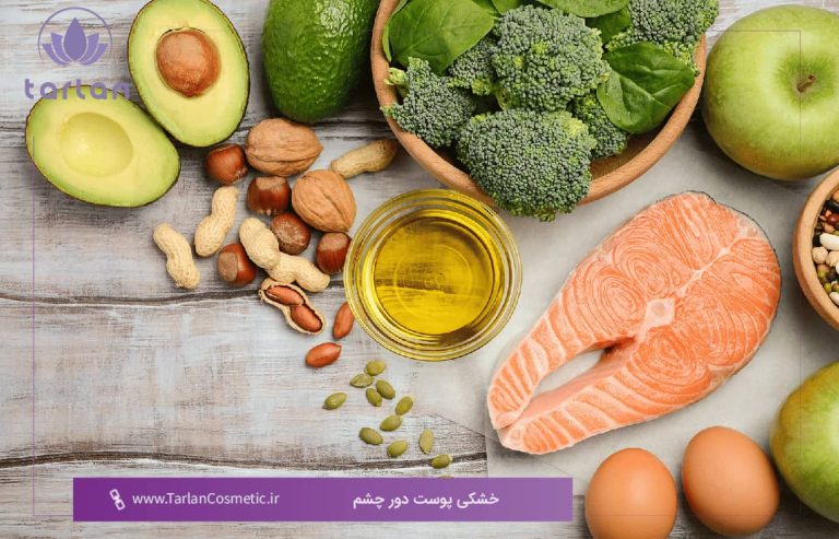 ماهی، سبزیجات، میوه، مغز‌ها و تخم مرغ روی یک میز